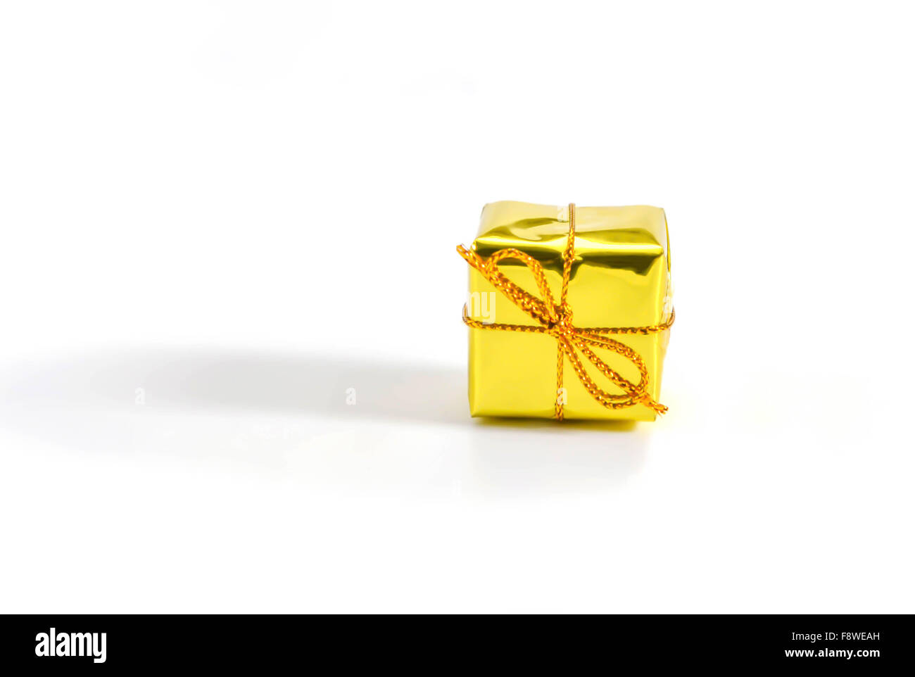 Colore giallo confezione regalo su sfondo bianco Foto Stock