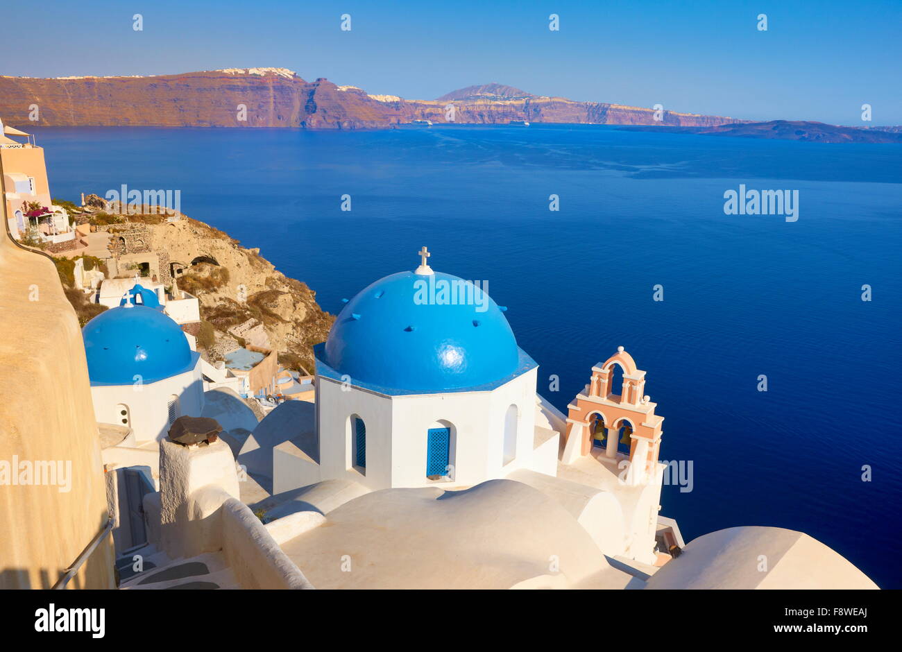 Paesaggio di Santorini con greca chiesa bianca, il campanile e il Mare Egeo in background, la cittadina di Oia - Santorini Island, Grecia Foto Stock