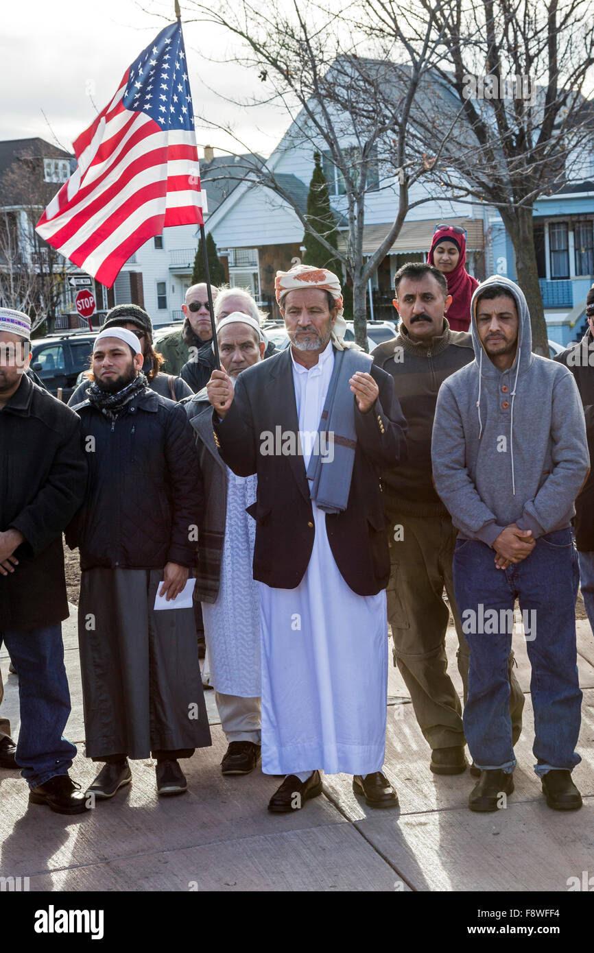 Hamtramck, Michigan STATI UNITI D'AMERICA. 11 dicembre 2015. I musulmani al rally di Hamtramck Municipio a condannare ISIS e il terrorismo. Il rally è stato organizzato da un consigliere comunale e a cui hanno partecipato diverse centinaia, per la maggior parte degli immigrati provenienti da Bangladesh e Yemen. Per molti anni Hamtramck era la casa di emigranti polacchi, ma ora ha una maggioranza islamica consiglio della città. Credito: Jim West/Alamy Live News Foto Stock