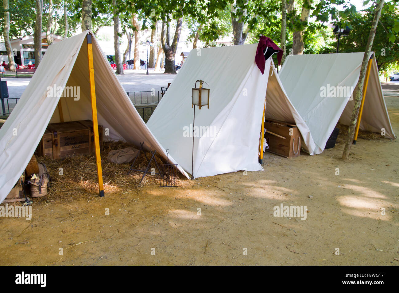 Accampamento militare, tende e articoli casalinghi durante la rievocazione Foto Stock