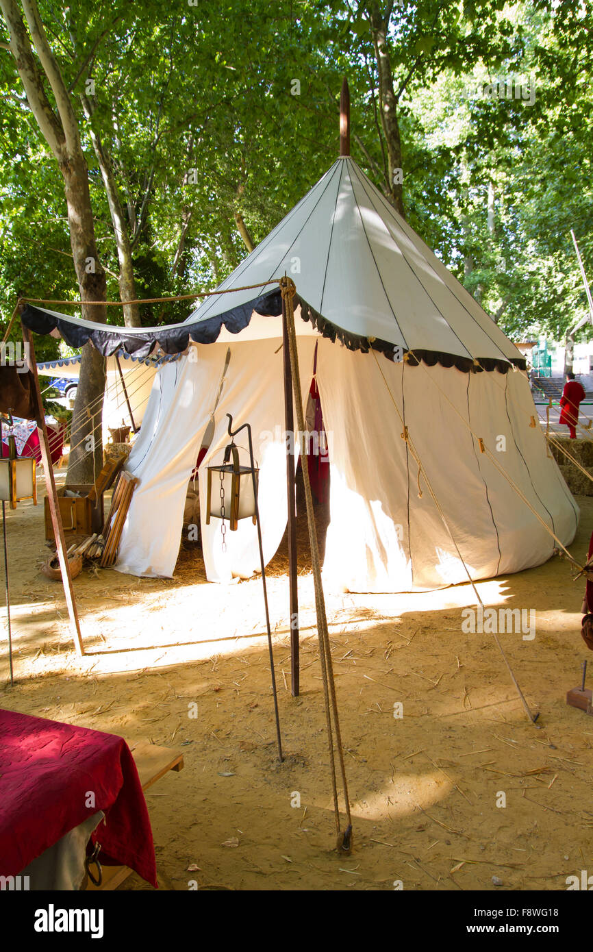 Accampamento militare, tende e articoli casalinghi durante la rievocazione Foto Stock