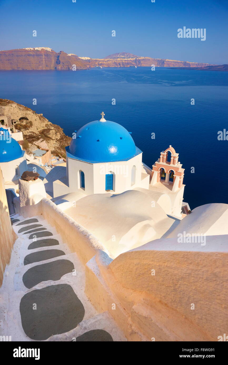 Santorini - greco chiesa bianca e mare Egeo in background, la cittadina di Oia - Santorini Island, Grecia Foto Stock