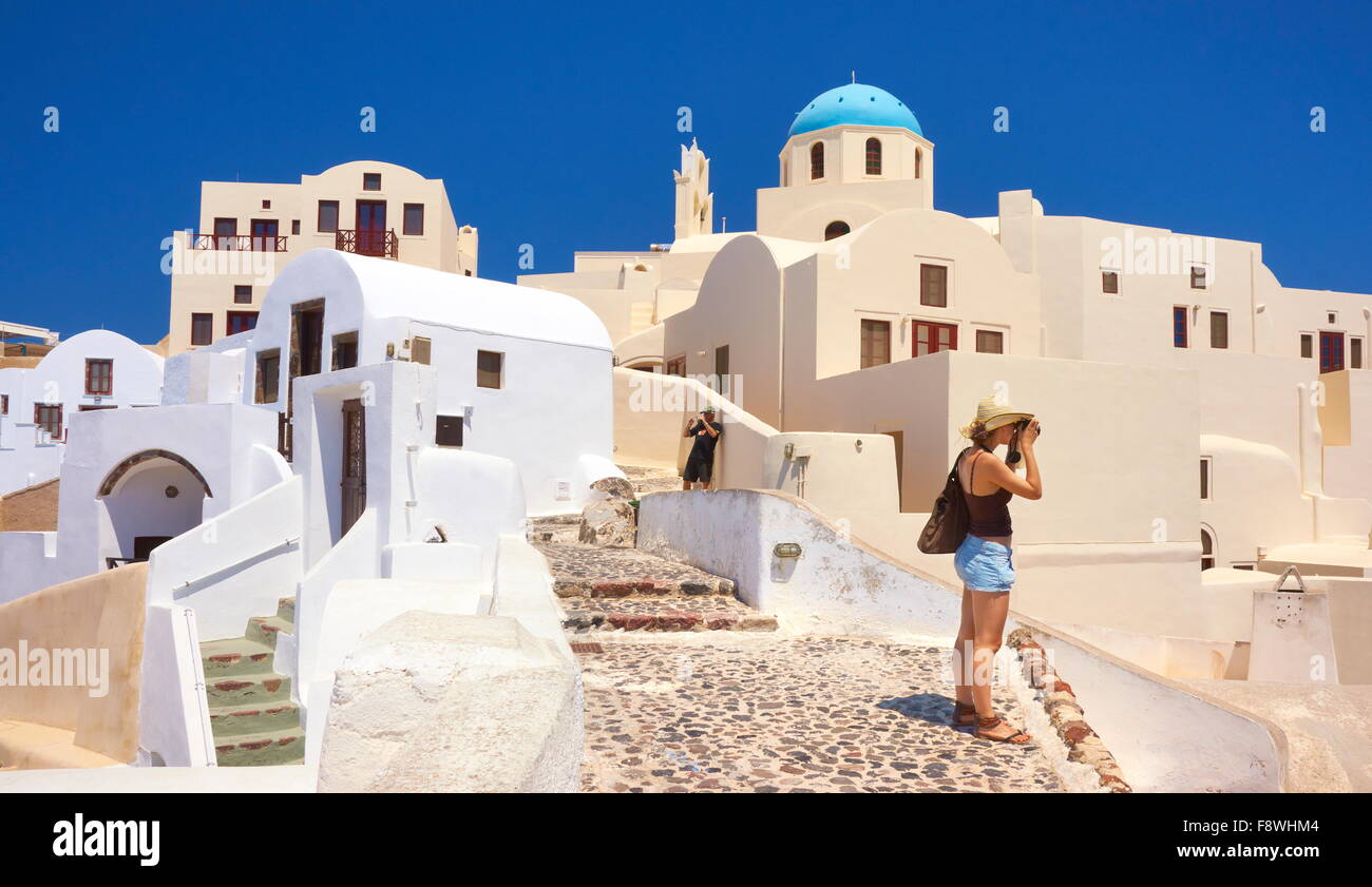 Della caldera di Santorini, Grecia - tourist prende le immagini di Oia Houses, Cicladi, Grecia Foto Stock