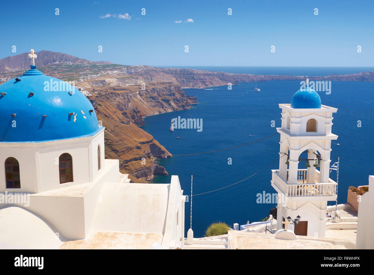 Thira (città capitale di Santorini) - Greco bianco chiesa e torre campanaria che si affaccia sul mare, l'isola di Santorini, Cicladi Grecia Foto Stock