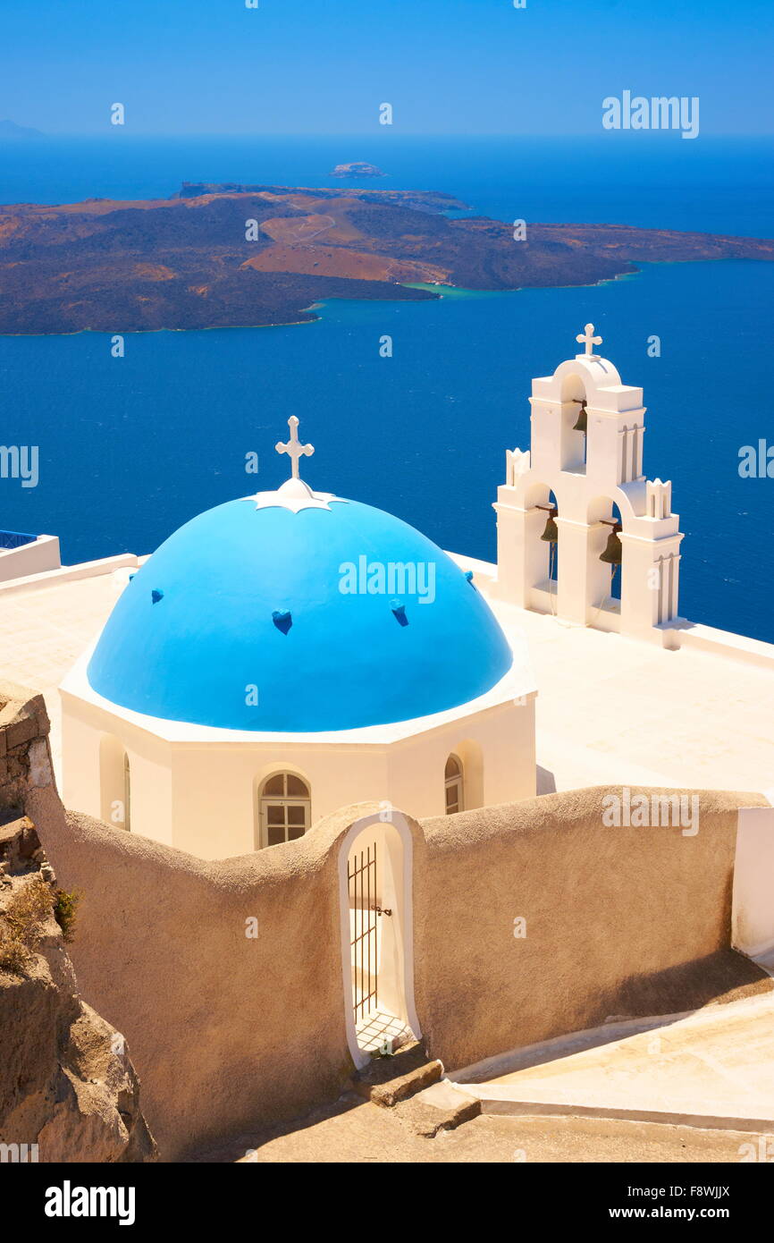Thira (capitale) - chiesa greca con cupola blu, isola di Santorini, Cicladi Grecia Foto Stock