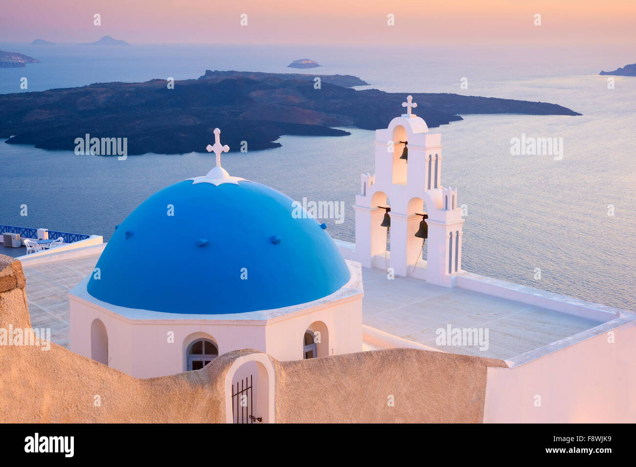 Grecia SANTORINI, paesaggio con la chiesa e il mare in background, Thira (Fira) Città, molto popolare punto di visualizzazione di Santorini Foto Stock