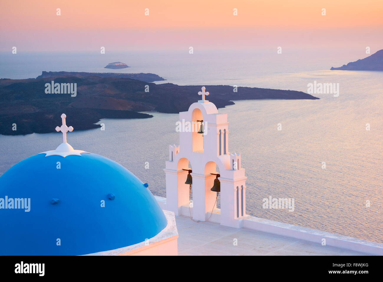 Thira (Fira) città popolare punto di visualizzazione di Santorini - paesaggio con la chiesa e il mare - Santorini Island, Grecia Foto Stock