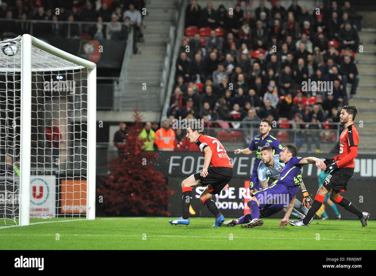 11.12.2015. Rennes, Francia. French League calcio 1. Rennes rispetto a Caen. DAMIEN DA SILVA (SMC) - Pedro MENDES (ren) - Benoît COSTIL (ren) - ROMAIN DANZE (ren) come la palla colpisce il tetto della rete Foto Stock