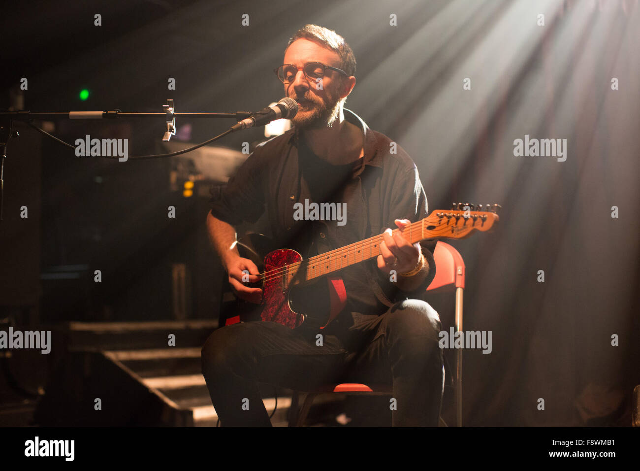 KOKO, Londra, UK, 11 dicembre 2015, Edoardo Vianello esibirsi sul palco a Londra KOKO, asta Jones, Edoardo Vianello con un dispositivo acustico fissato a Londra KOKO, Credito: Richard Soans/Alamy Live News Foto Stock