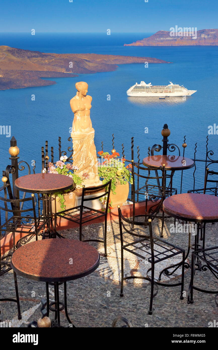 Thira (città capitale di Santorini) - cafe con uno sfondo vista sae e la nave di crociera, Santorini Island, Grecia Foto Stock
