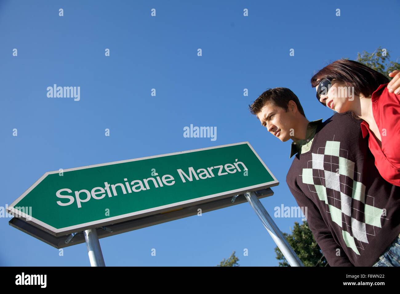 Basso angolo vista della giovane coppia con braccio intorno a Foto Stock