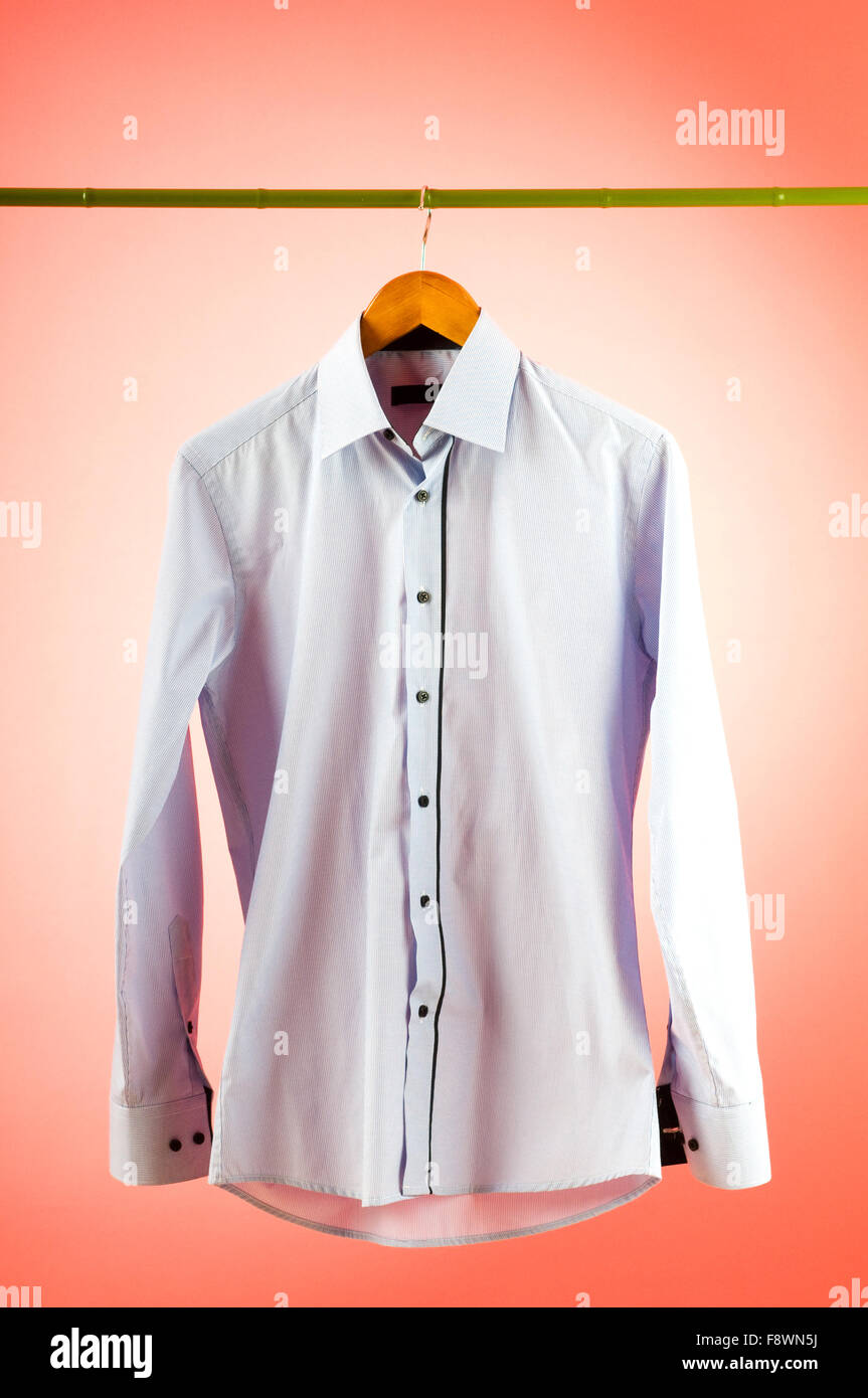 Camicia maschile contro il gradiente dello sfondo Foto Stock