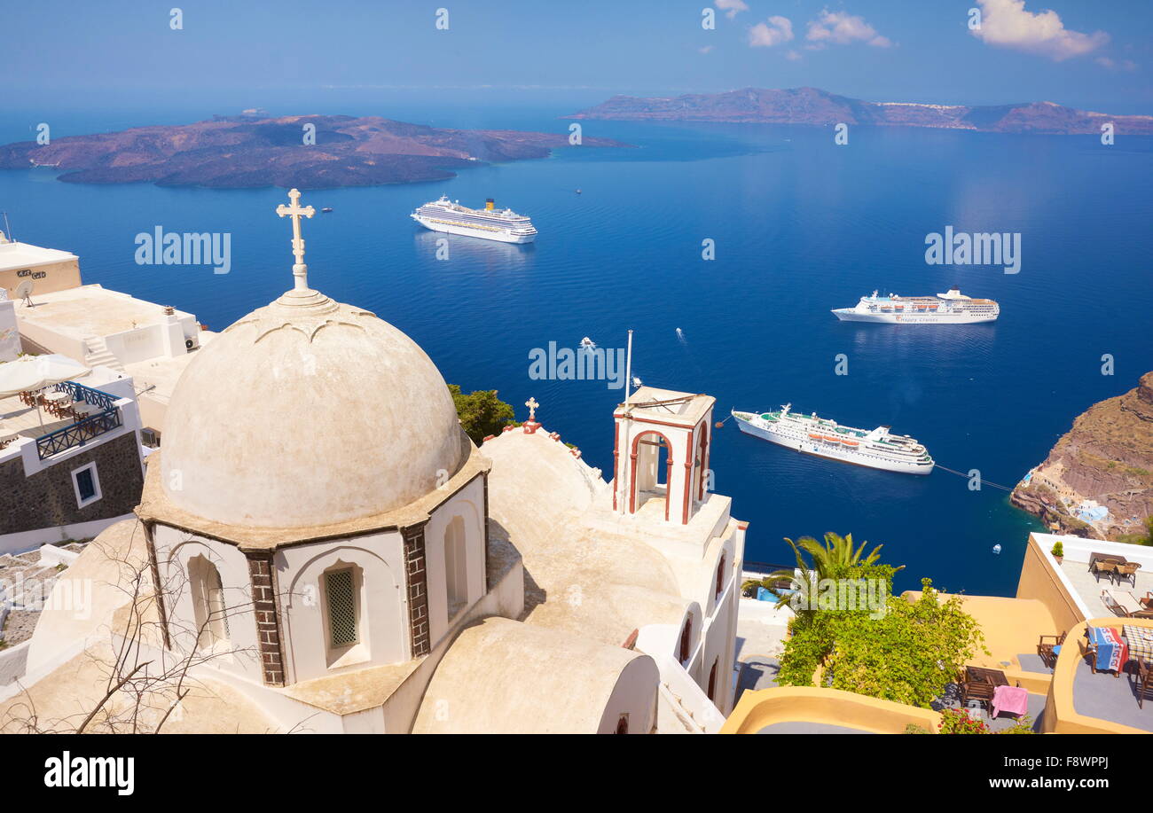 Thira (città capitale di Santorini) - greco chiesa bianca che si affaccia sulla nave da crociera sul Mar Egeo, Santorini Island, Grecia Foto Stock