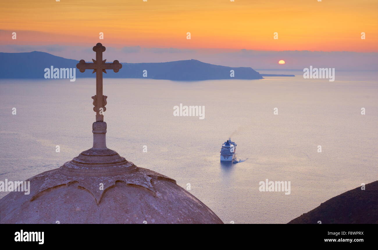 Santorini, Grecia - Vista in chiesa con la croce in cima al tramonto a Thira (città capitale di Santorini) Foto Stock