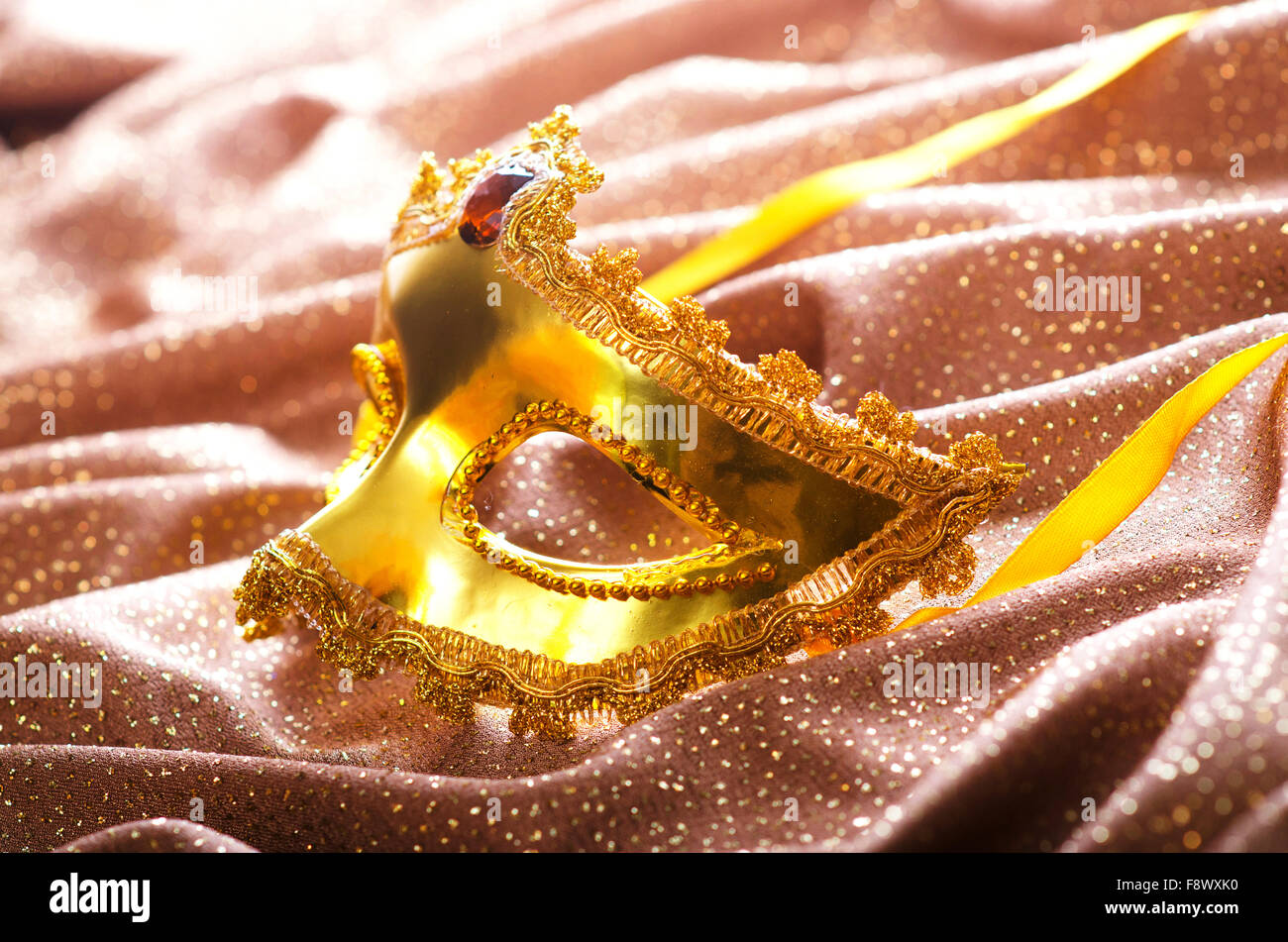 Maschera d'oro su sfondo satinato Foto Stock