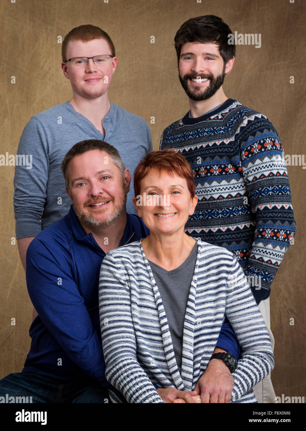 Ritratto in studio della famiglia compresi i genitori e due figli cresciuti Foto Stock