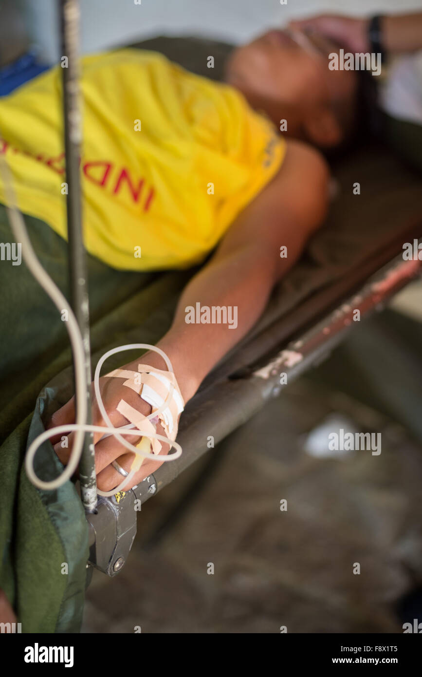 Aris, membro dell Indonesia U19 uomini squadra ottiene un trattamento medico dopo lungo il fiume gara categoria durante il Mondiale 2015 Campionati di rafting. Foto Stock