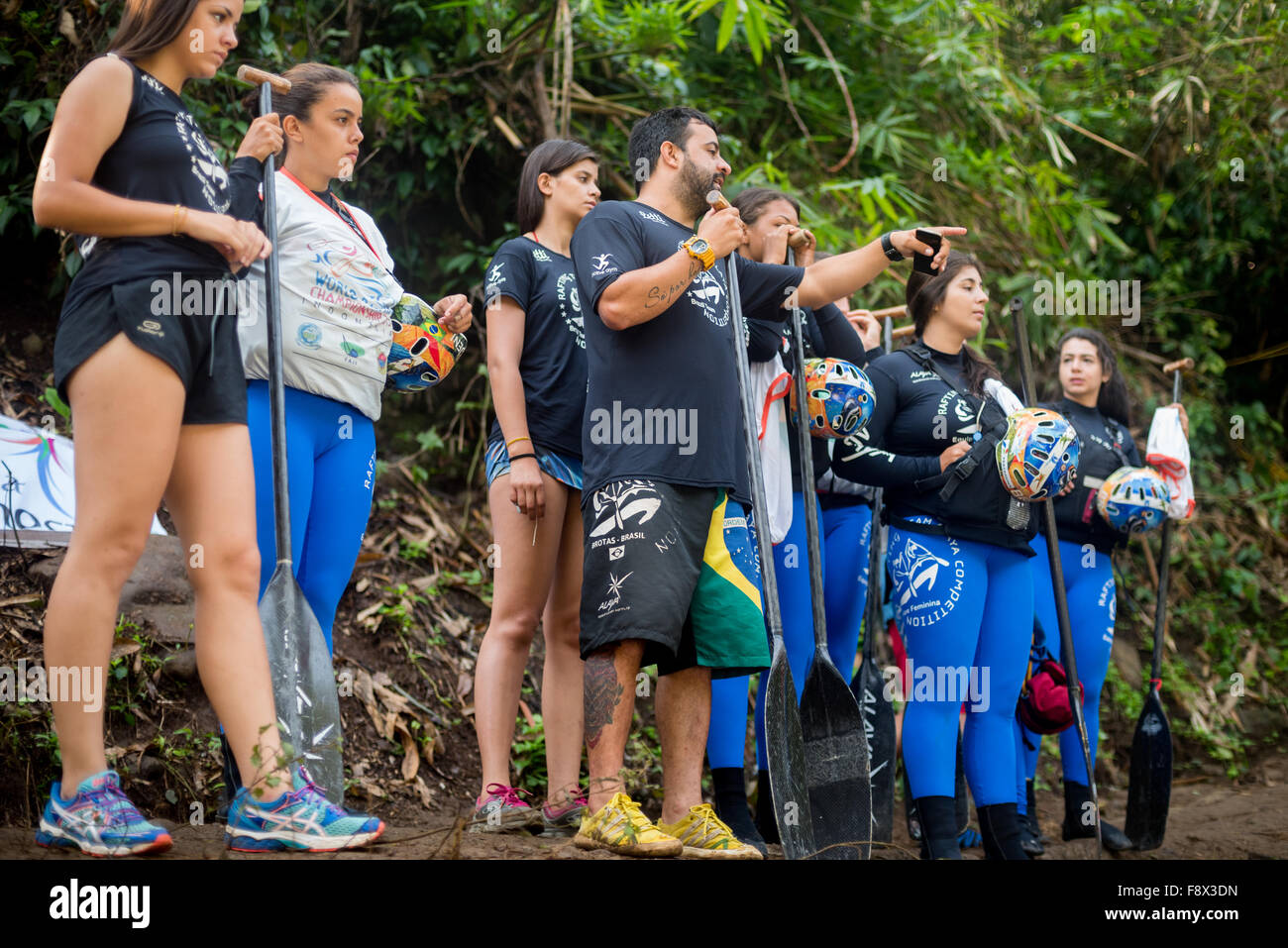 Il Brasile U19 squadra femminile scouting il percorso prima di slalom categoria sul mondo dei campionati di rafting. Foto Stock