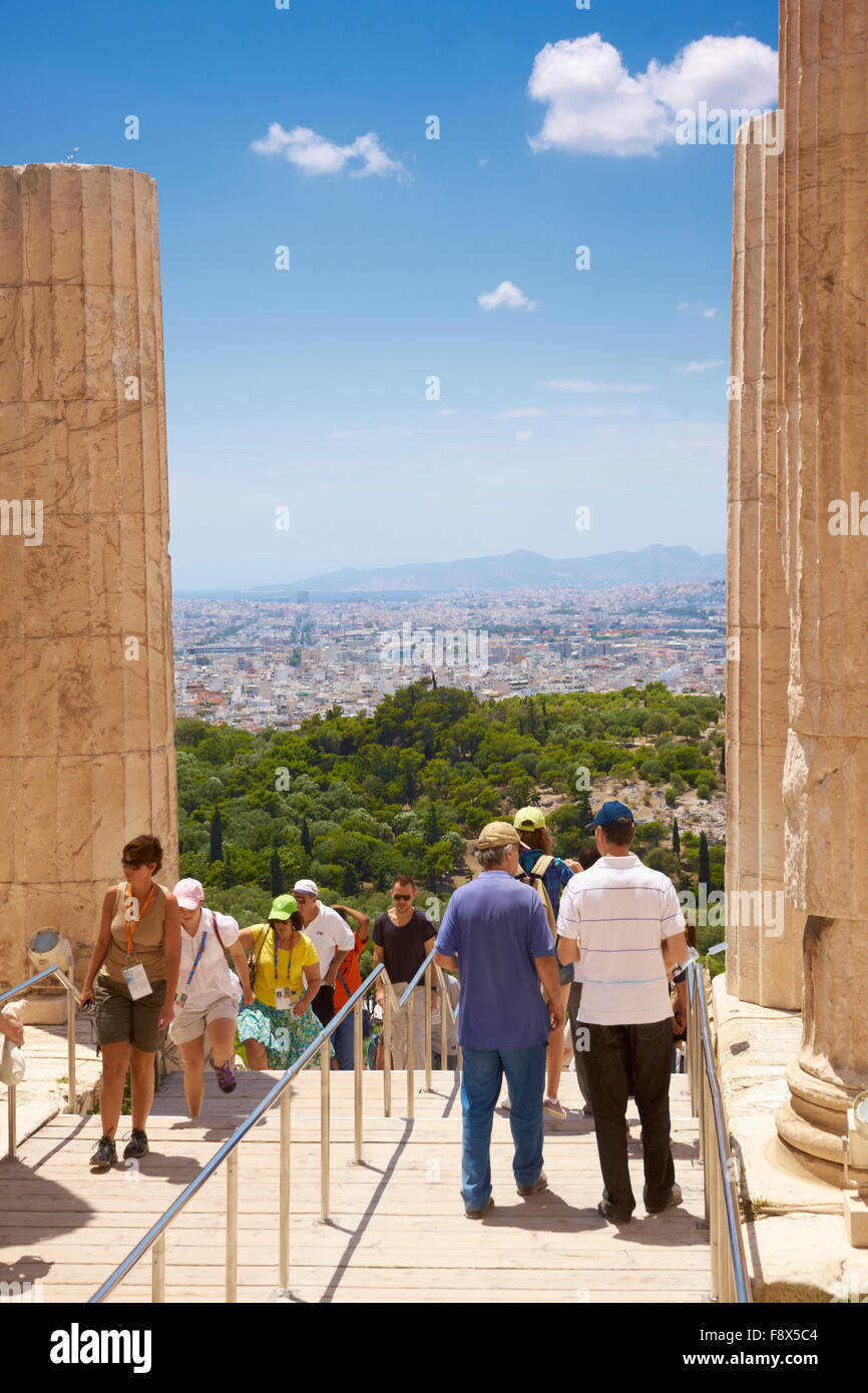 Atene - Acropoli di turisti nel passaggio attraverso i Propilei, Grecia Foto Stock