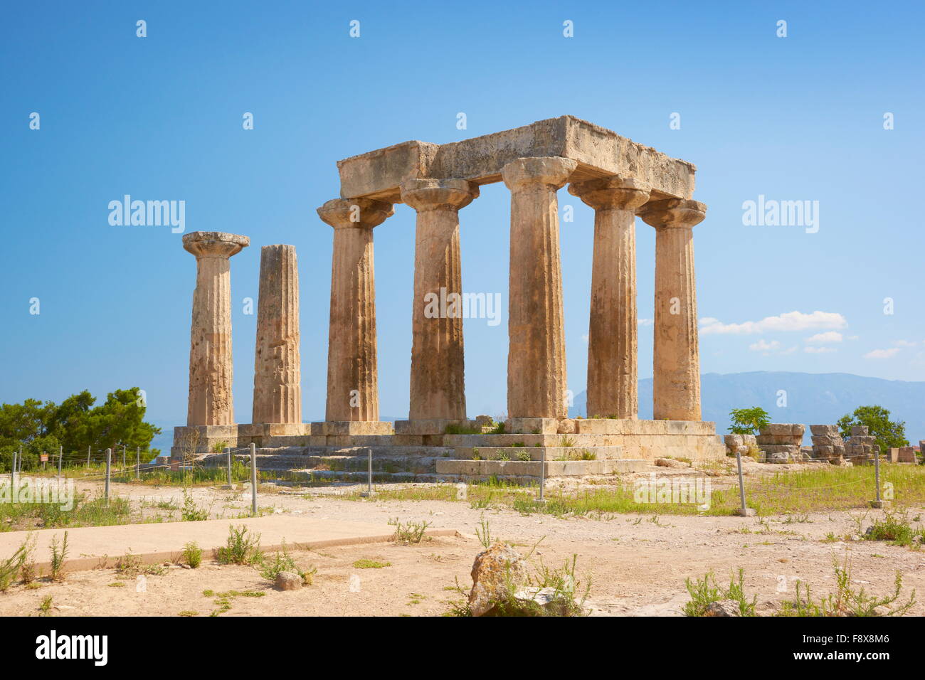Corinto e le rovine del Tempio di Apollo presso il sito archeologico, Grecia, PELOPONNESO Foto Stock