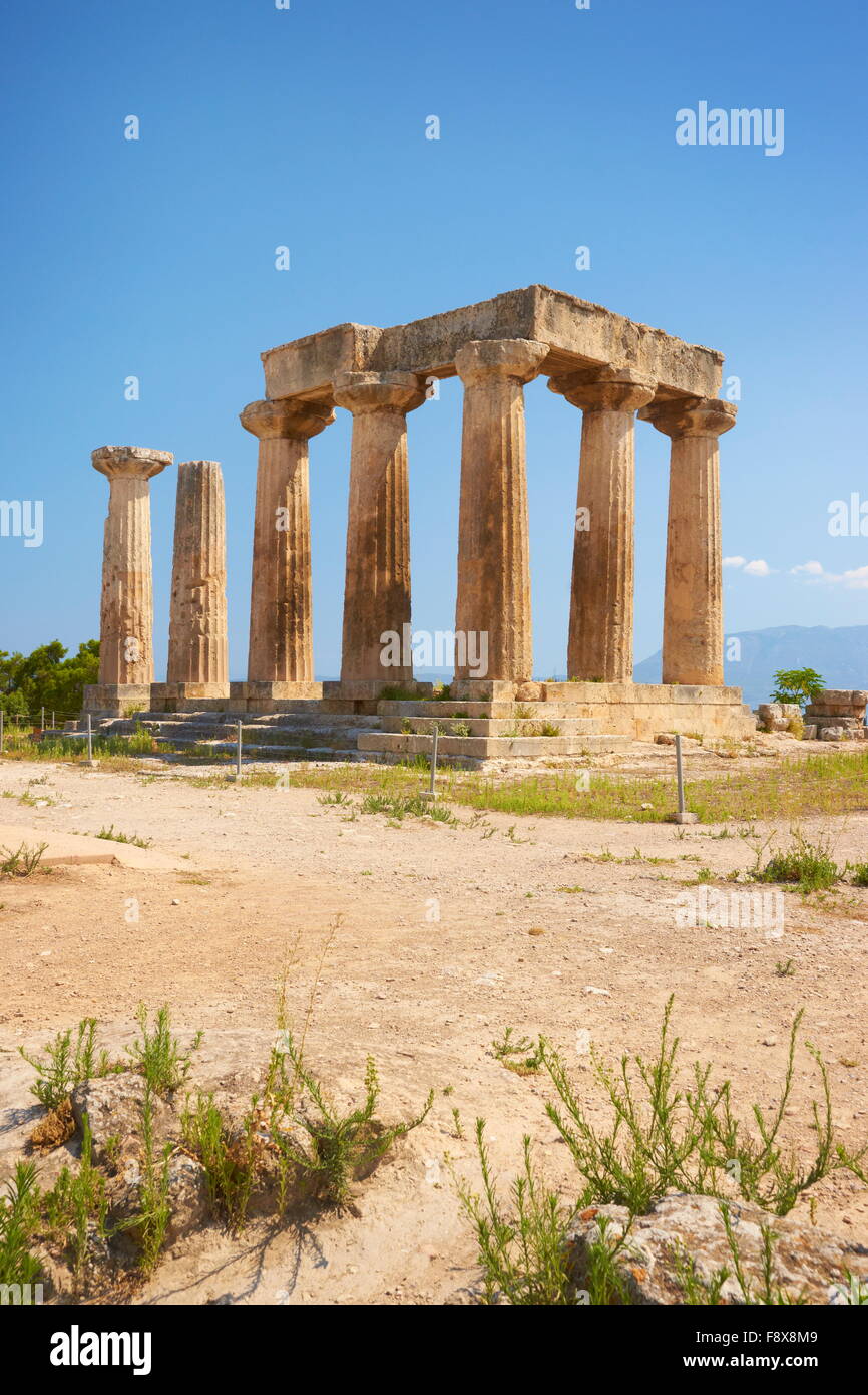 Corinto e le rovine del Tempio di Apollo presso il sito archeologico, Grecia, PELOPONNESO Foto Stock