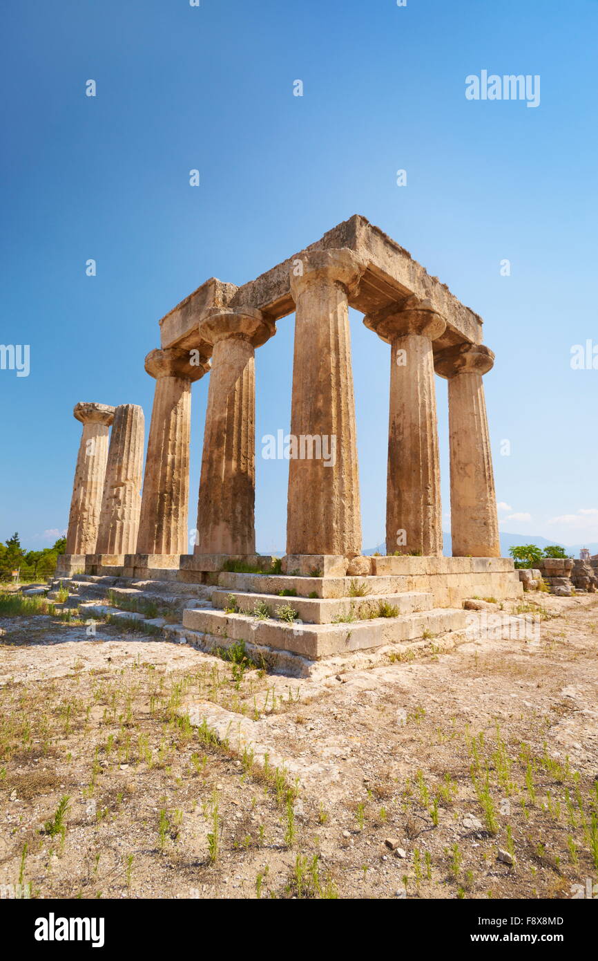 Corinto e le rovine del Tempio di Apollo presso il sito archeologico, Grecia, PELOPONNESO Foto Stock