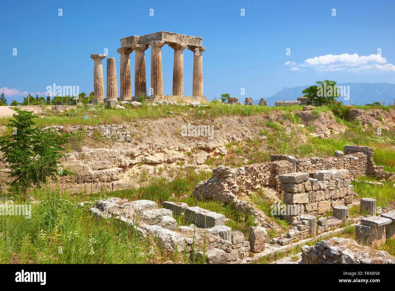 Corinto e le rovine del Tempio di Apollo presso il sito archeologico, Grecia, PELOPONNESO Foto Stock