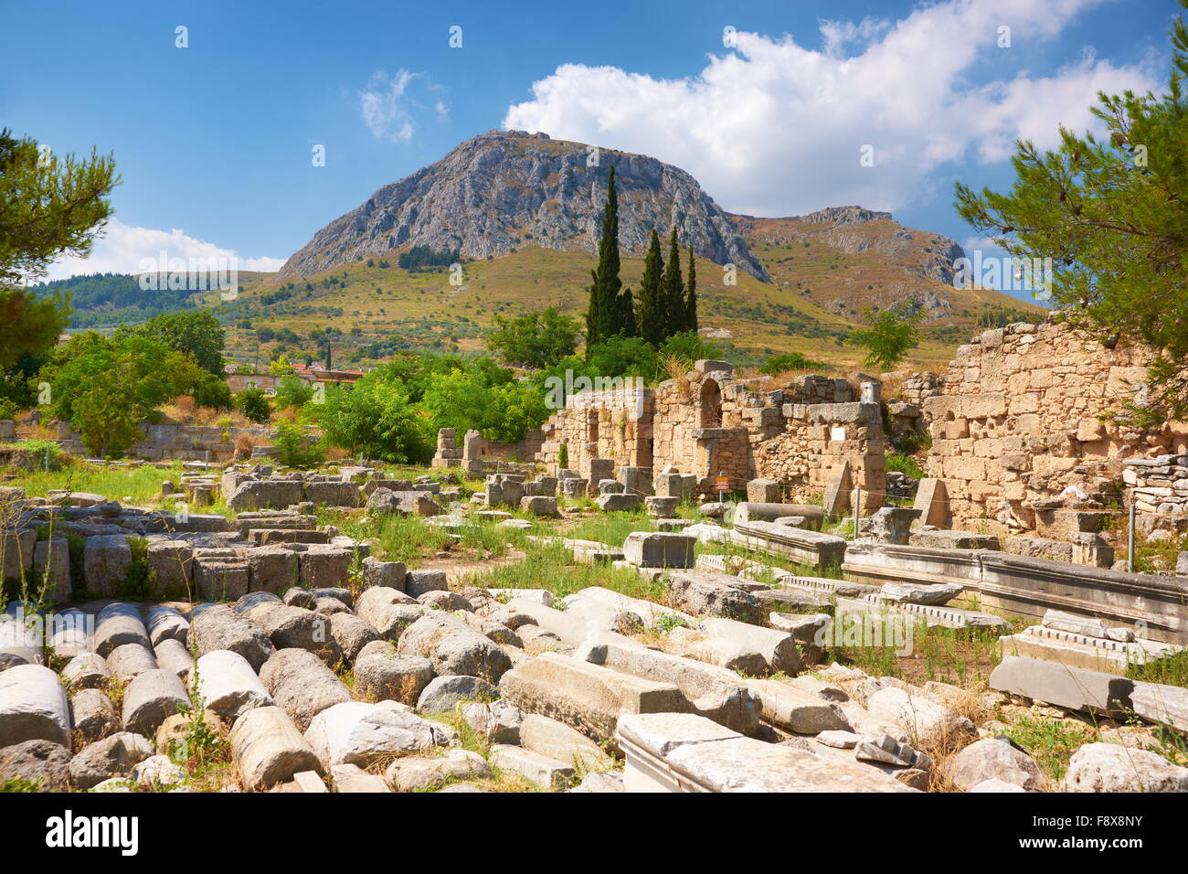 Le rovine della città antica di Corinto, vista del Acrocorinth, Grecia Foto Stock