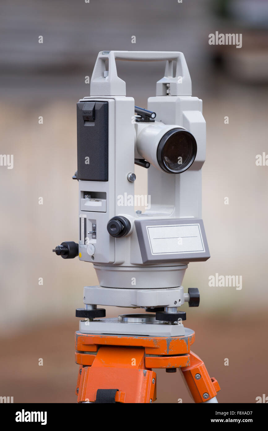 Geometra tacheometer attrezzature o teodolite esterni al sito in costruzione Foto Stock