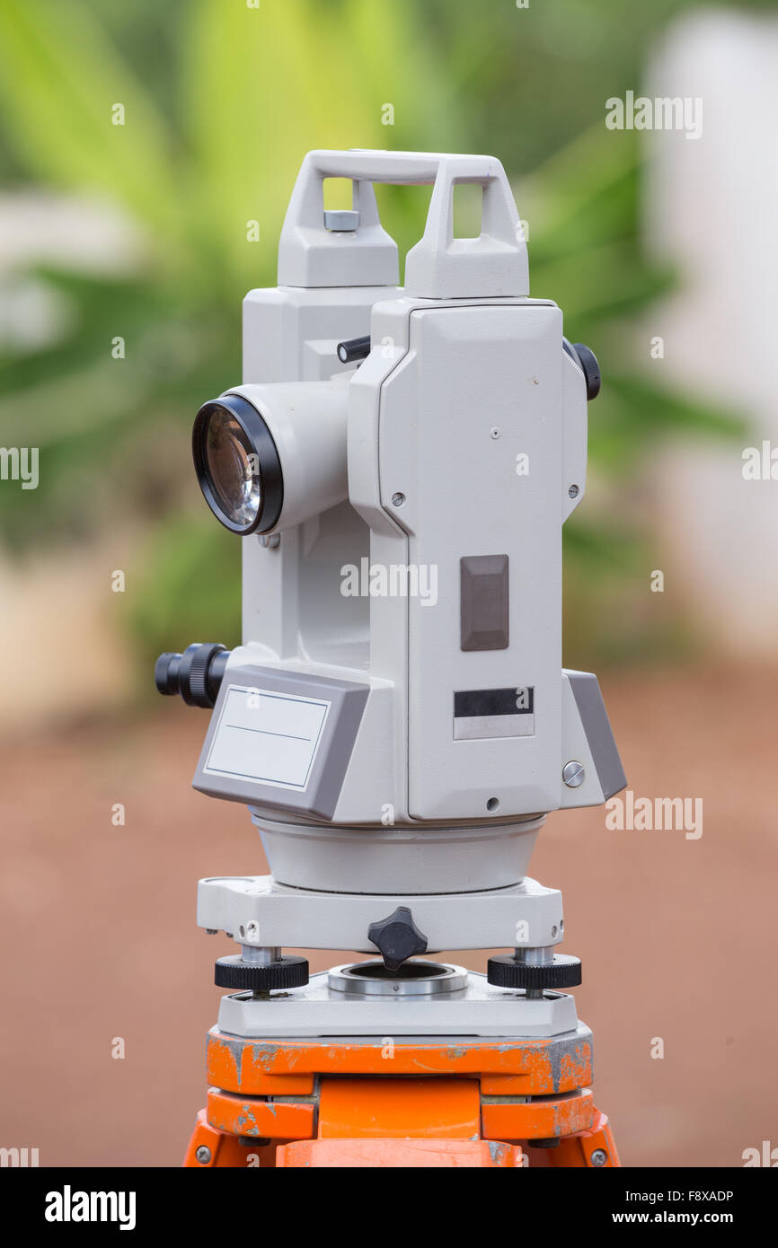 Geometra tacheometer attrezzature o teodolite esterni al sito in costruzione Foto Stock