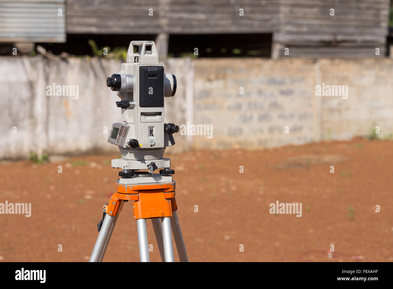 Geometra tacheometer attrezzature o teodolite esterni al sito in costruzione Foto Stock