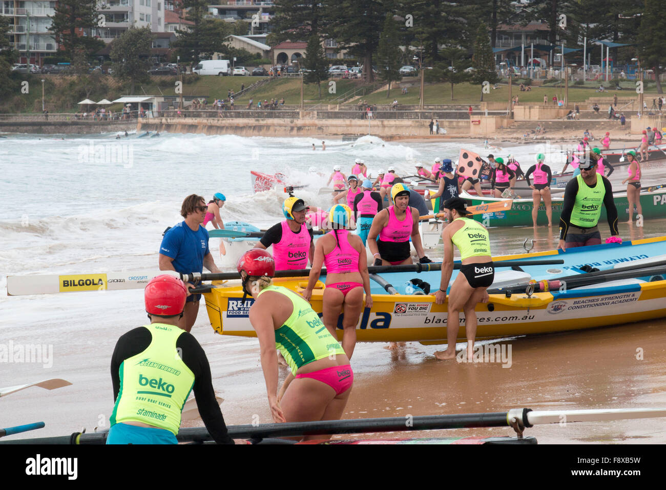 Sydney, Australia. Dodicesimo Dicembre, 2015. Ocean Thunder serie annuale di Professional surfboat racing da Dee Why Beach che coinvolge 24 elite squadre maschili e 12 elite womens squadre provenienti da tutta l'Australia. Credit: modello10/Alamy Live News Foto Stock