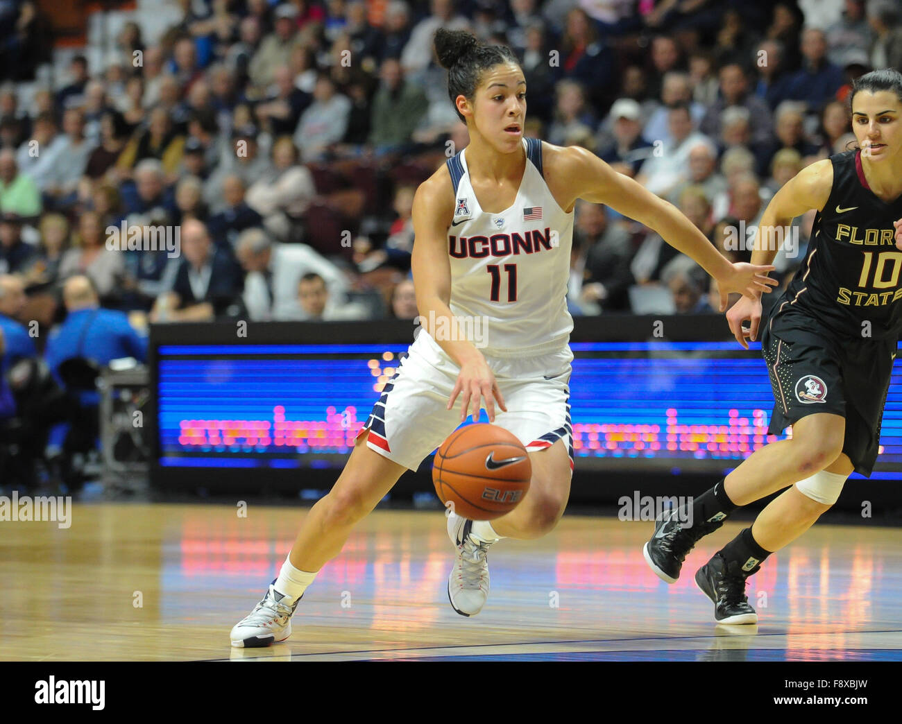 Uncasville, Connecticut, Stati Uniti d'America. Undicesimo Dec, 2015. Kia infermiere (11) di Uconn Huskies in azione durante una partita contro la Florida State Seminoles presso il Mohegan Sun Arena di Uncasville, Connecticut. Gregorio Vasil/CSM/Alamy Live News Foto Stock