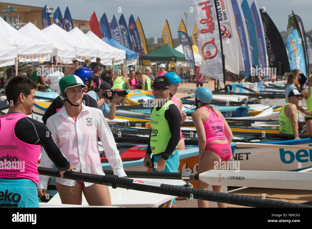 Sydney, Australia. 12th dicembre 2015. Ocean Thunder Carnaval professionale da Dee Why Beach coinvolge 24 squadre d'élite maschili e 12 squadre d'élite femminili da circa Credit: model10/Alamy Live News Foto Stock