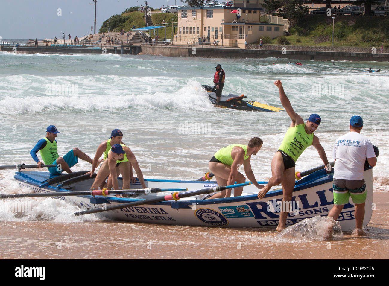 Sydney, Australia. Dodicesimo Dicembre, 2015. Ocean Thunder Professional surfboat racing da Dee Why Beach coinvolge 24 elite squadre maschili e 12 elite womens squadre da tutto il credito: modello10/Alamy Live News Foto Stock