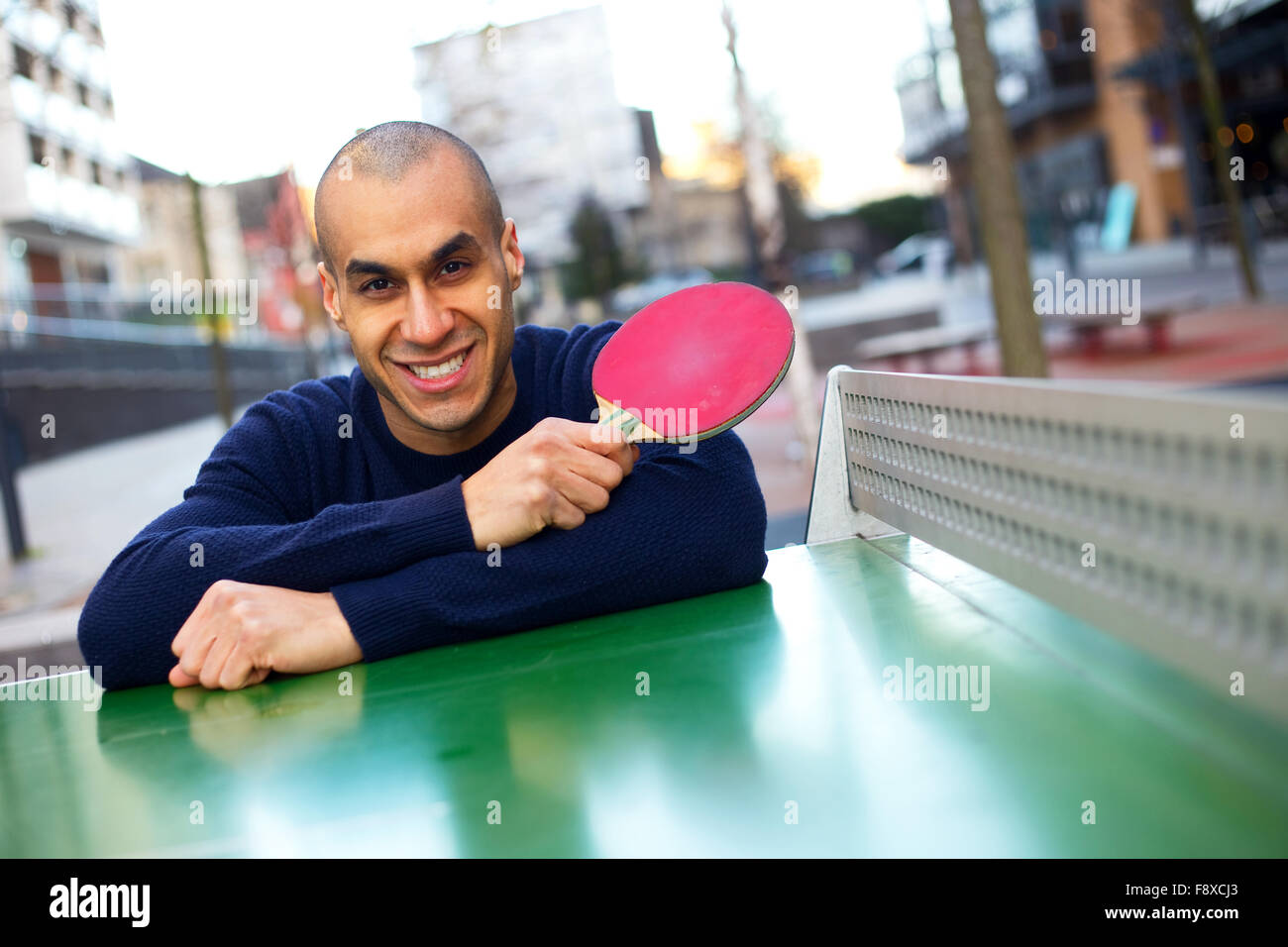 Ping-pong player in posa tenendo un racket Foto Stock