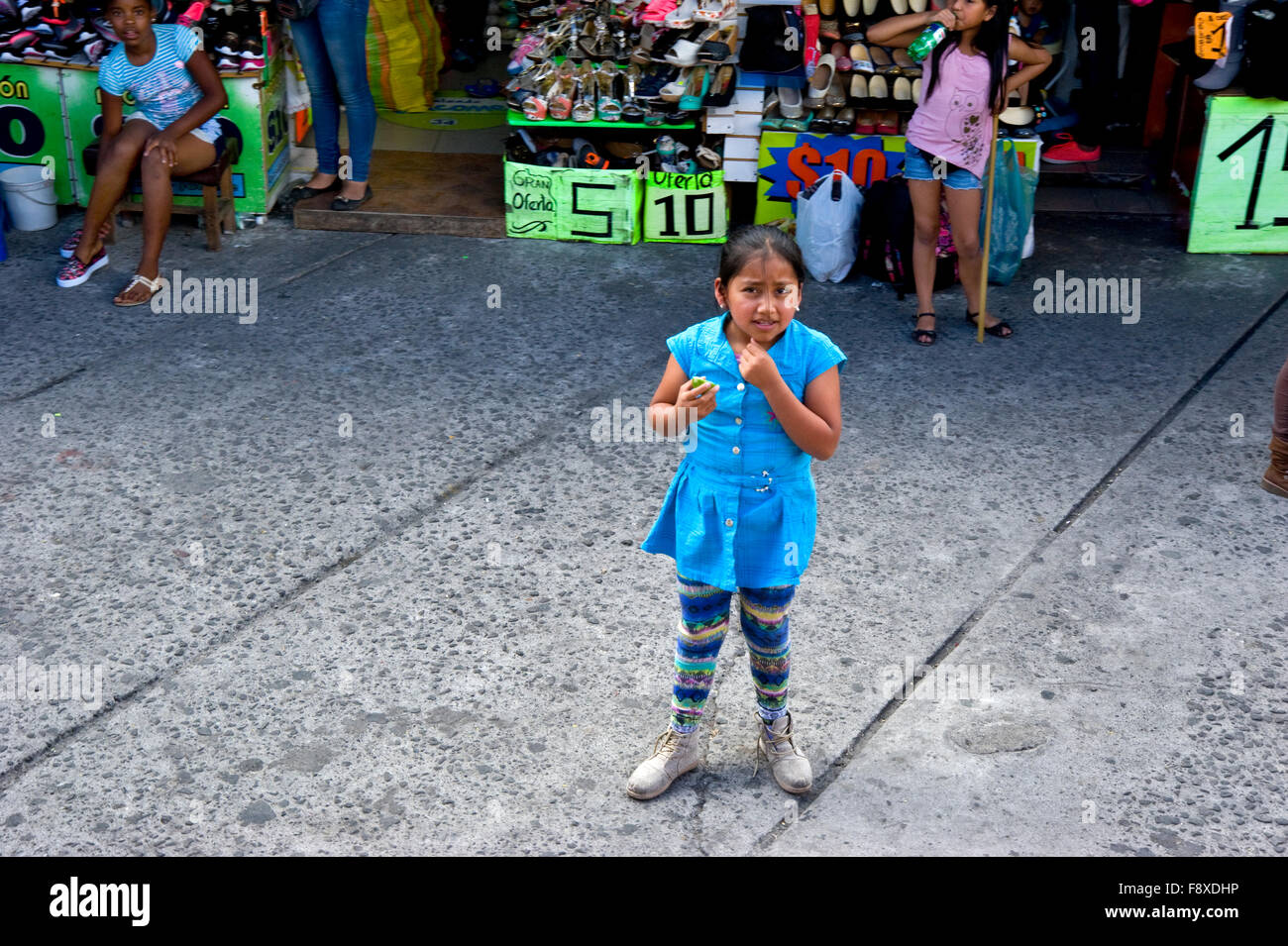 La gente per strada in Ibarra guardare un treno in partenza per la rotta di Salinas Ecuador Foto Stock