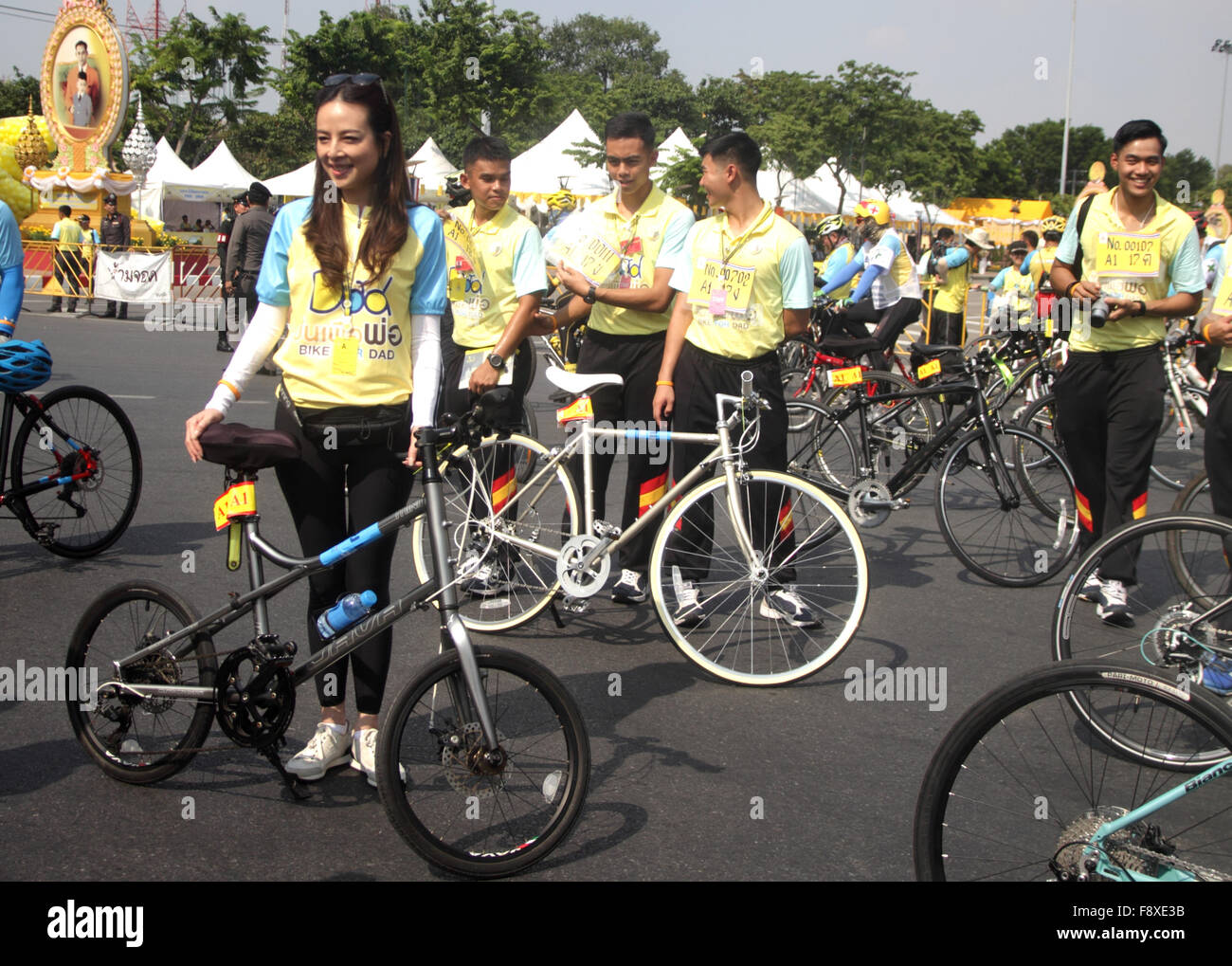 Bangkok, Tailandia. 11 dic 2015. La sig.ra Nualphan Lamsam ( Madame Pang ), manager della nazione tailandese donne squadra di calcio prende parte al 'Bike per il papà' evento in Bangkok. Il Thai il principe ereditario Maha Vajiralongkorn ha portato migliaia di ciclisti su un 29-km corso a Bangkok per celebrare il Re Bhumibol Adulyadej's 88th compleanno. Foto Stock