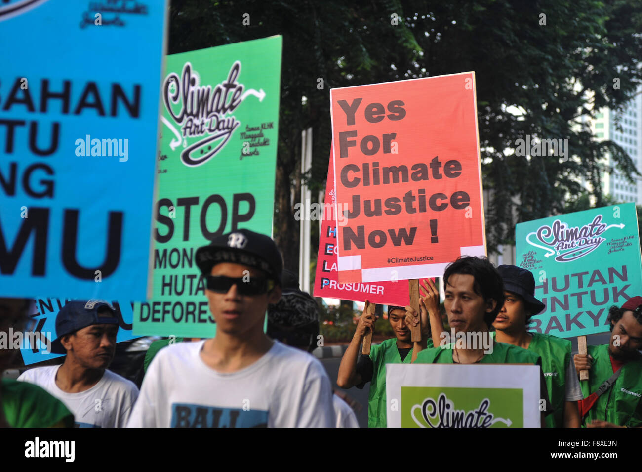 Jakarta, Indonesia. 12 Dic, 2015. Gli attivisti ambientali banner di attesa durante un cambiamento climatico rally come una serie di attività per affrontare e rispondere al COP21 di Parigi che si concluderà al più presto, a Jakarta, Indonesia, Dic 12, 2015. Credit: Veri Sanovri/Xinhua/Alamy Live News Foto Stock