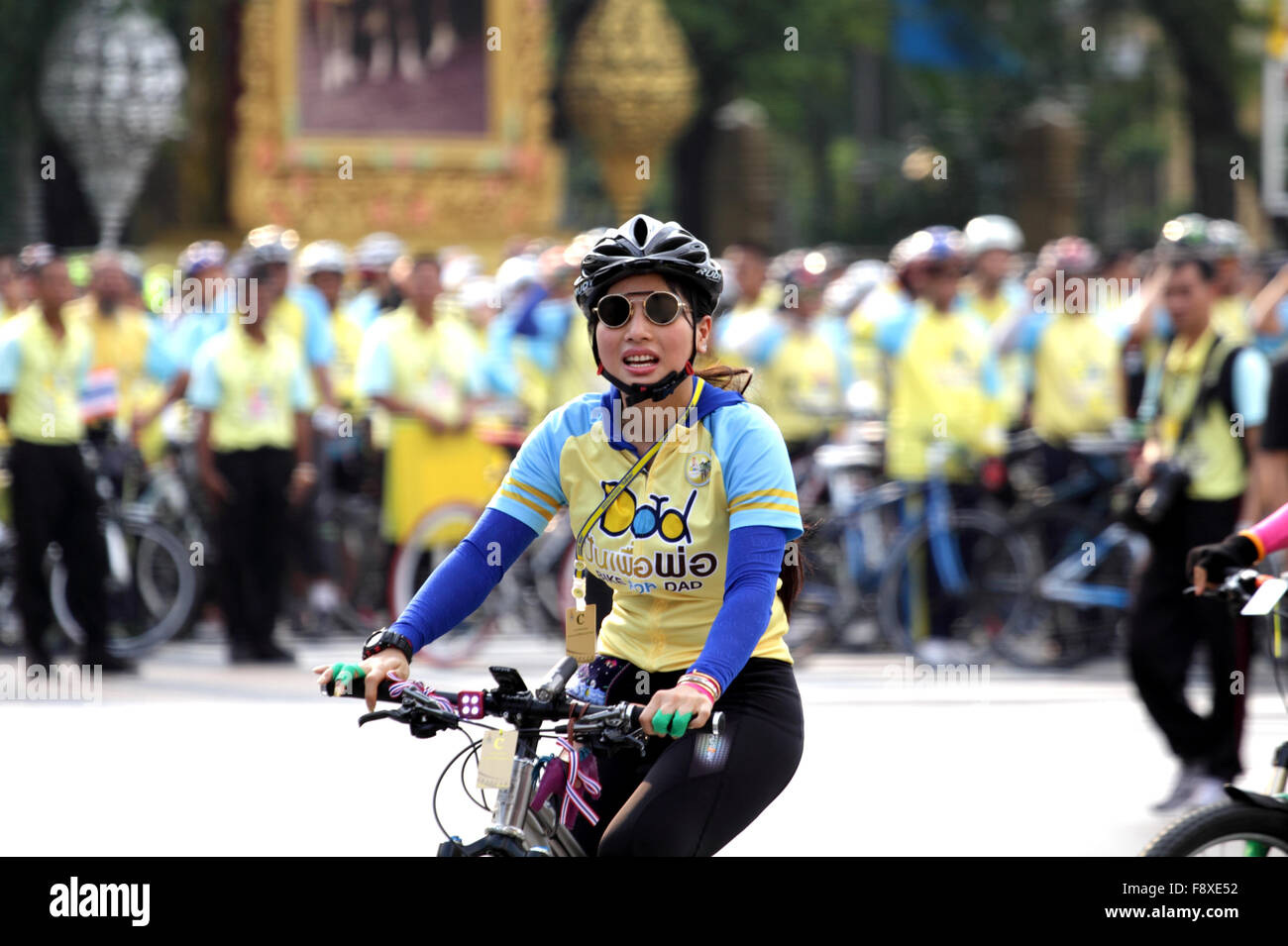 Bangkok, Tailandia. 11 dic 2015. Thailandia del Princess Sirivannavari Nariratana cicli in 'Bike per il papà' evento in Bangkok. Thai Principe Ereditario Maha Vajiralongkorn ha portato migliaia di ciclisti su un 29-km corso a Bangkok per celebrare il Re Bhumibol Adulyadej's 88th compleanno. Credito: Piti un Sahakorn/Alamy Live News Foto Stock