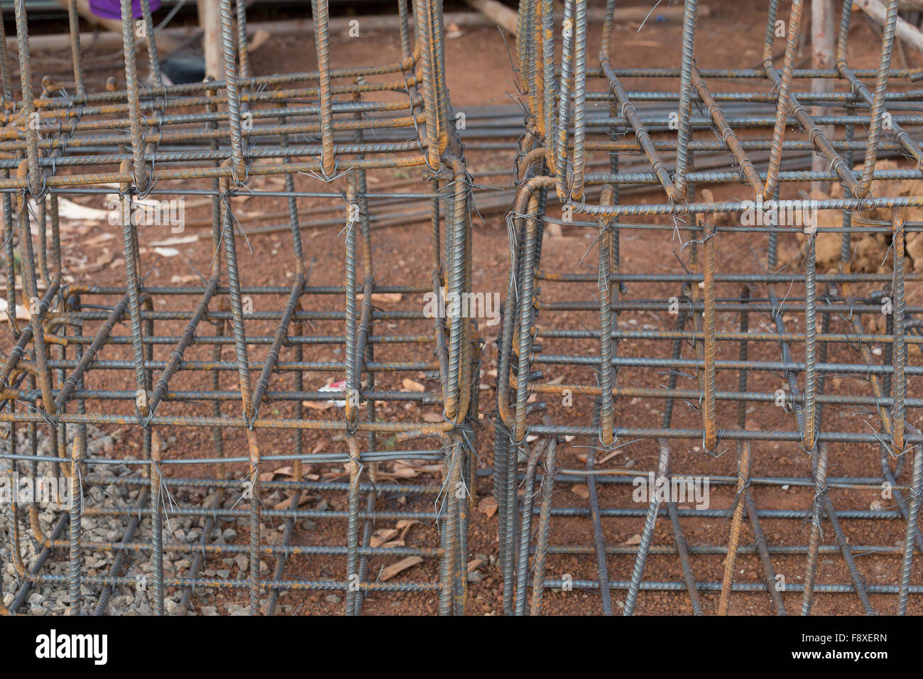 Aste in acciaio o barre utilizzati per foro di costruzione pole preparare per la colata di cemento basamento Foto Stock