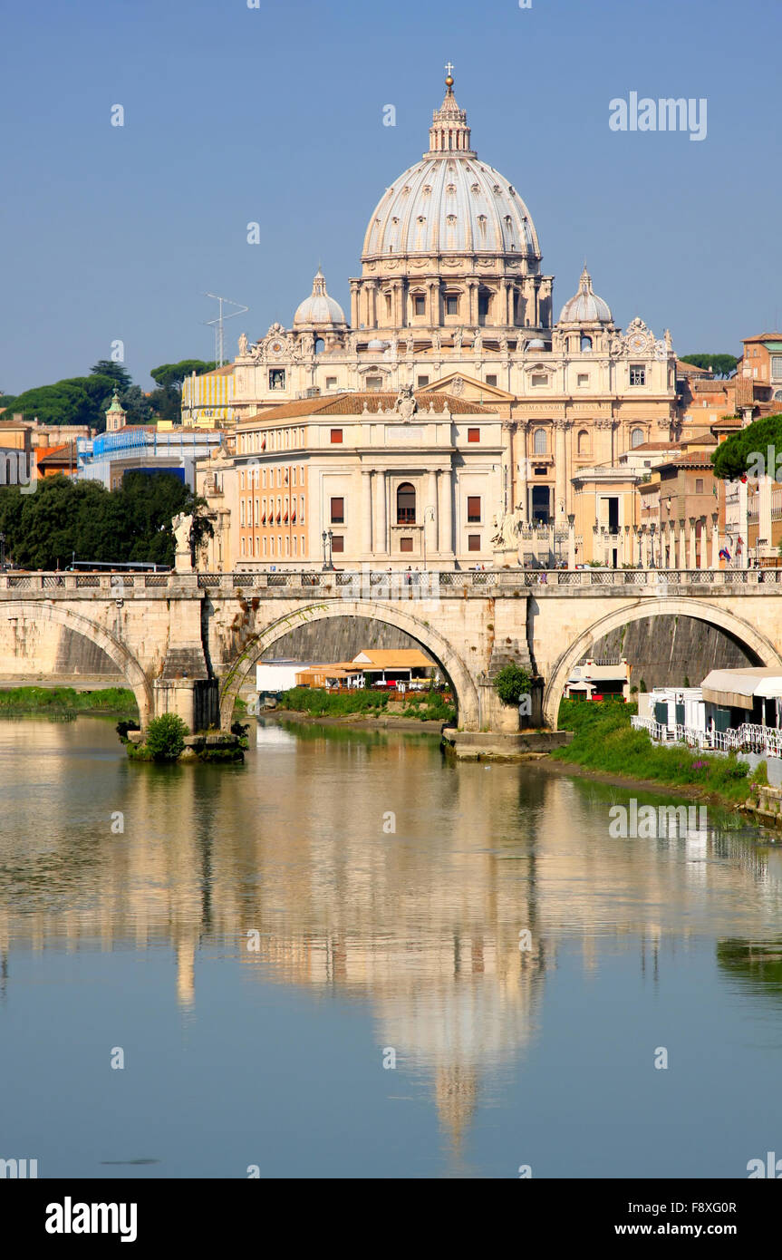 Città del Vaticano dal Ponte Umberto I a Roma, Italia Foto Stock