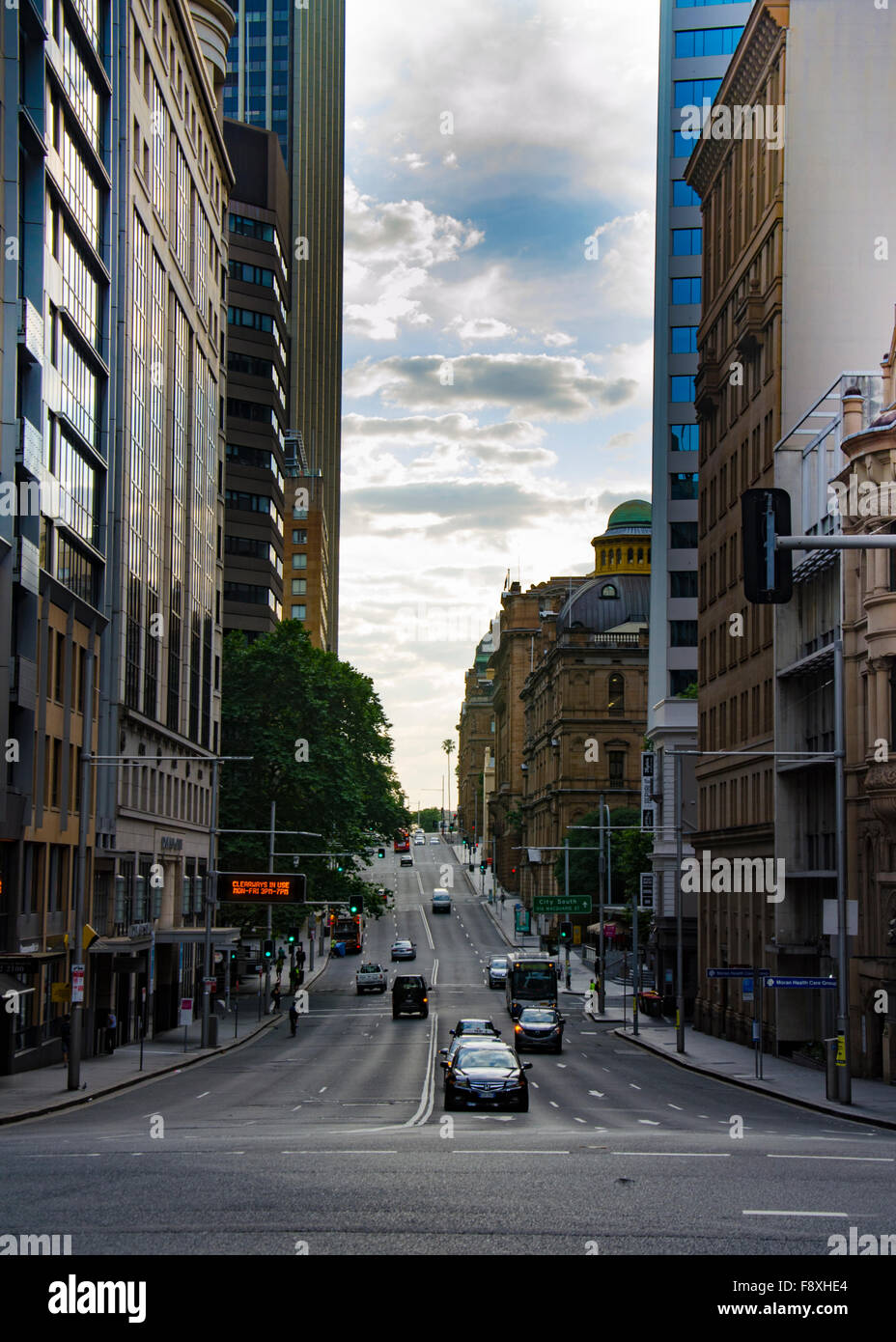 2015 novembre: Bridge Street a Sydney, Australia al mattino presto Foto Stock