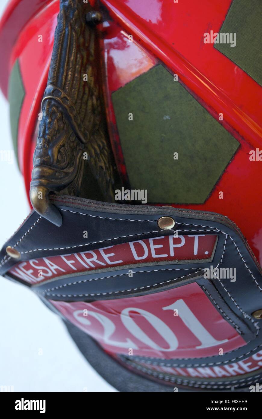 Rosso brillante vigili del fuoco con cappello di aquila in ottone Foto Stock