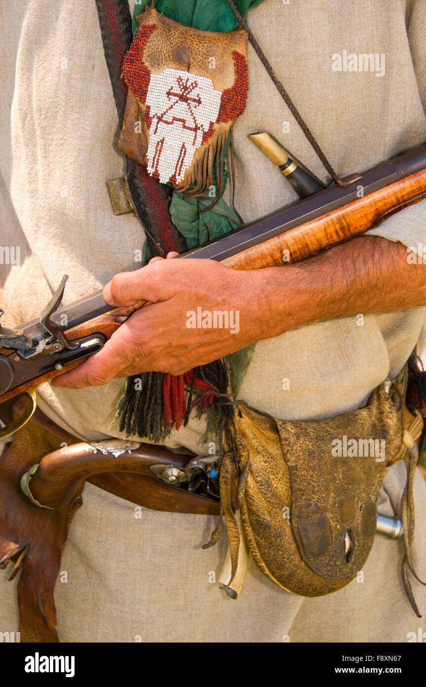 La storia di re-enactor con la pistola e custodia, Travelers Rest del Parco Statale di Lewis e Clark National Historic Trail, Montana Foto Stock