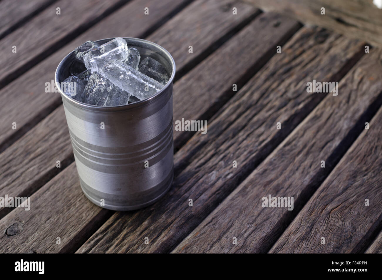 La tazza di ghiaccio su sfondo di legno. Foto Stock