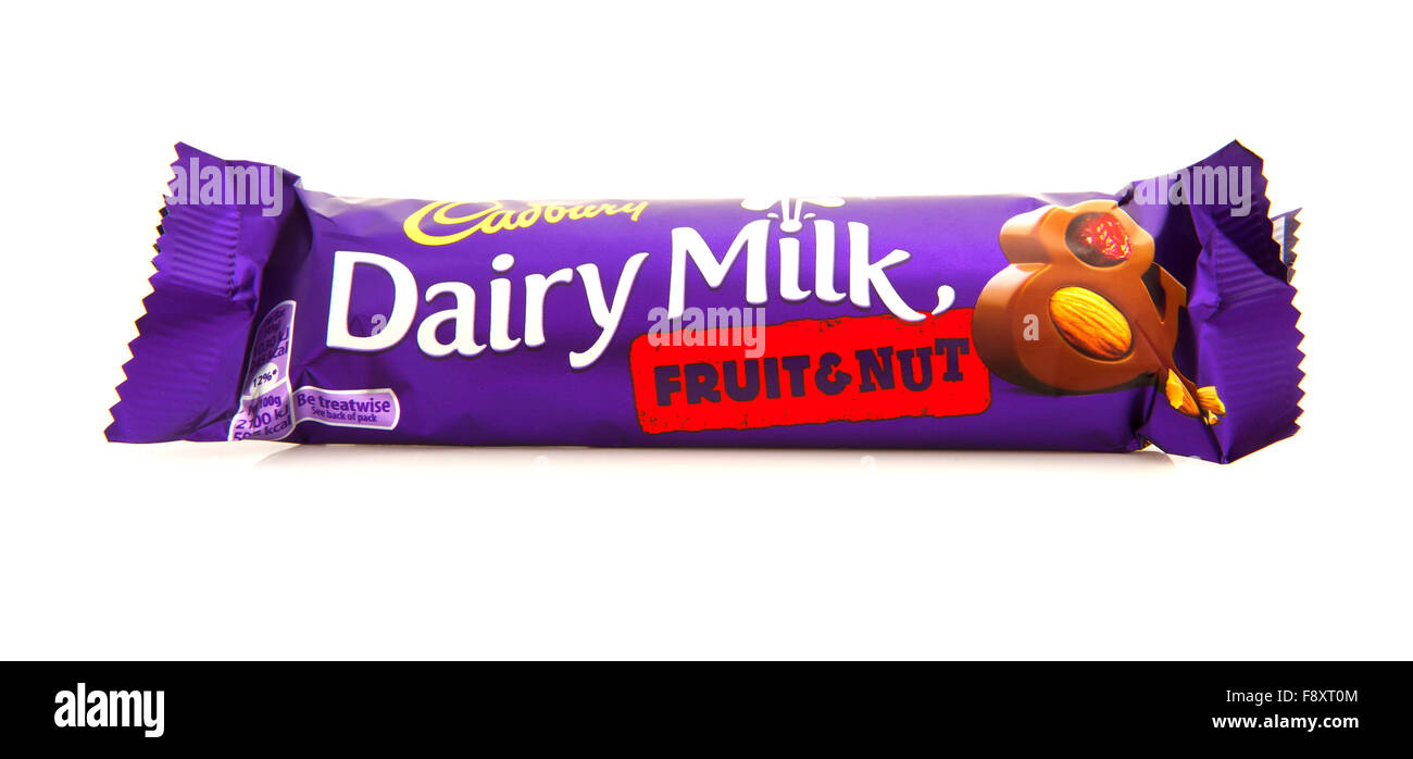 Bar di Cadburys al latte di frutta e cioccolata dado su sfondo bianco Foto Stock