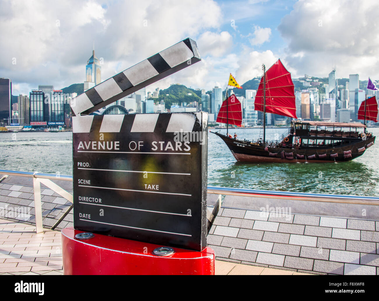 Hong Kong - Luglio 27, 2014: Hong Kong Victoria Harbour il 27 luglio in Cina, Hong Kong. Aqua Luna è popolare attrazione turistica in Foto Stock