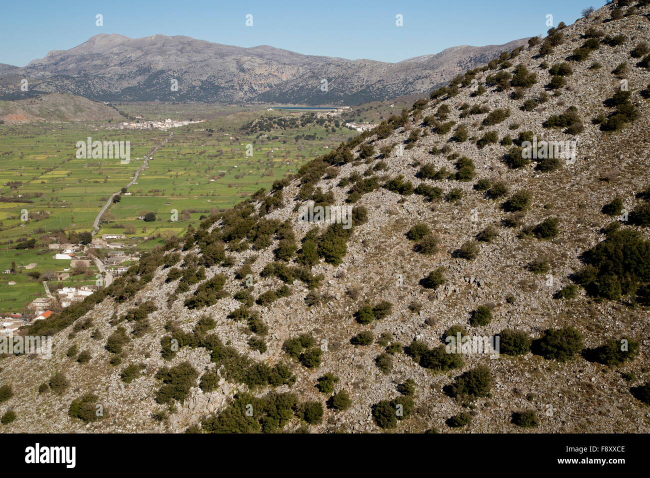 L'altopiano di Lassithi nella primavera, Creta. Un grande verso l'interno-bacino drenante, a 800m, coltivati e risolta. Foto Stock
