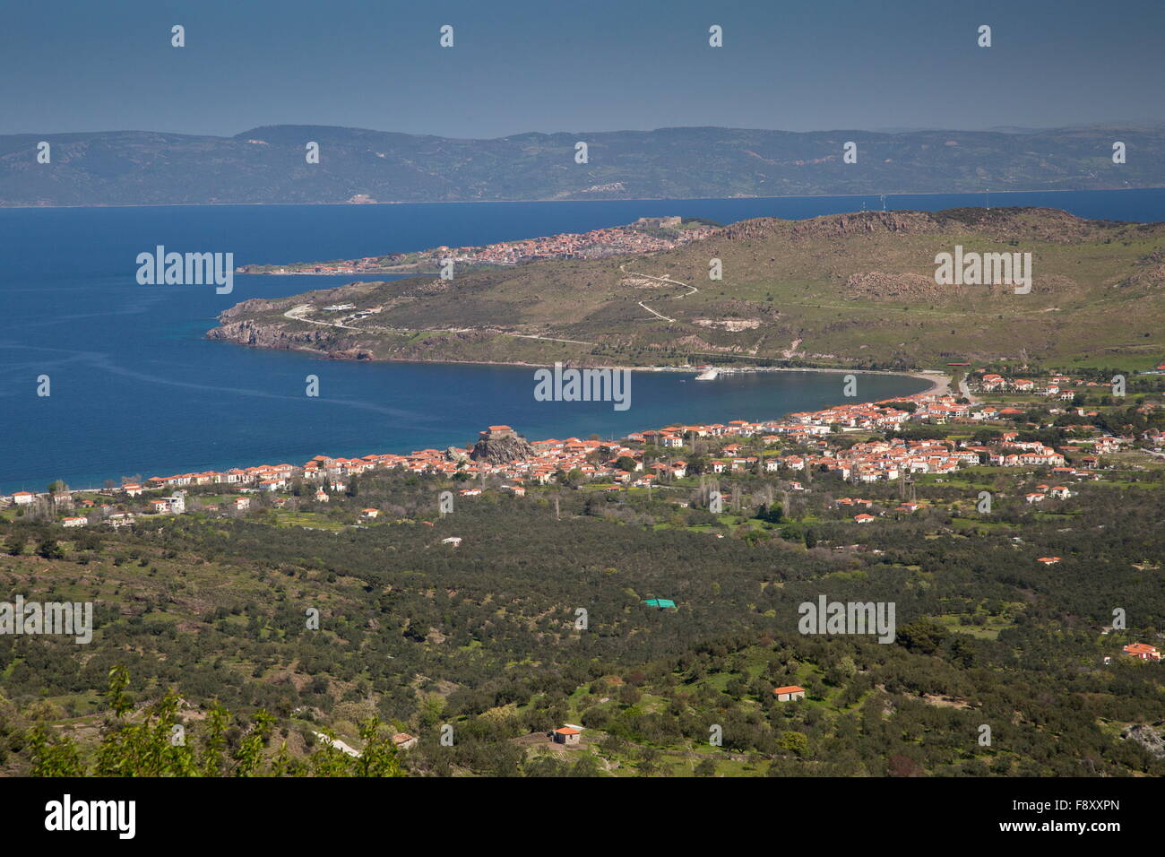 Vista su Petra e MOLIVOS, con la Turchia al di là dal Lafionas; a nord di Lesbo, Grecia Foto Stock